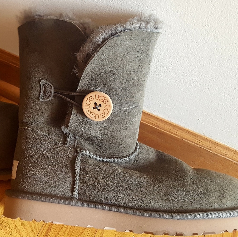 Authentic Like New Bailey Button Uggs size 7